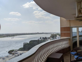 A very luxurious apartment overlooking the Nile and the Egyptian pyramids